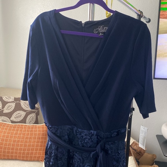 Embellished Surplice Cocktail Dress Size 14 ( D -  11) - Picture 5 of 7